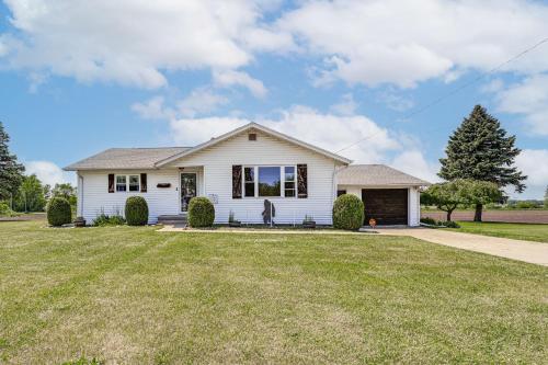 1 Mi to the Bay! Peaceful Countryside Linwood Home in Kawkawlin (MI)