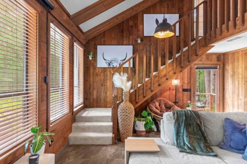 Jackson’s Urban Cabin Escape - image 14