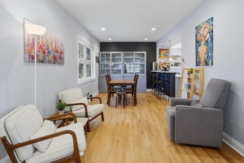 Charming Andersonville Coach House 3BR 25BA townhouse - image 10