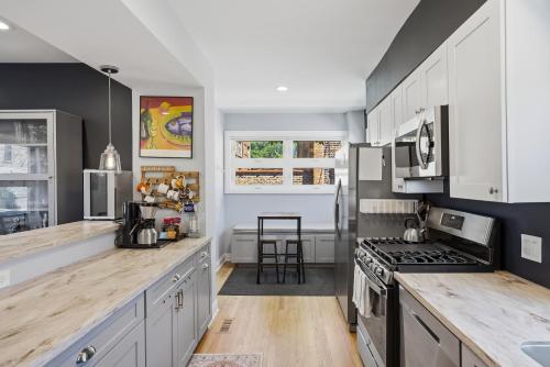 Charming Andersonville Coach House 3BR 25BA townhouse - image 7