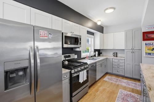 Charming Andersonville Coach House 3BR 25BA townhouse - image 3