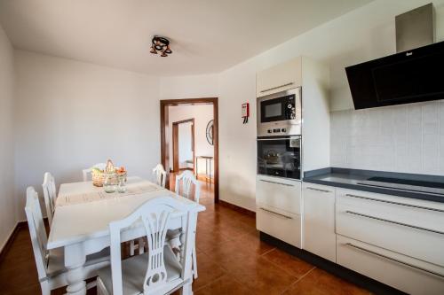 dapur, Villa Tabaiba by Villalize in La Vegueta