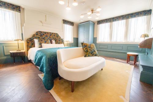 . The Carre Arms Hotel & Restaurant