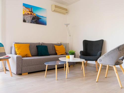 3 rooms with balcony and parking 3 min from the sea