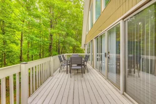 Private Deck + Yard: Spacious Fayetteville Home! in Fayetteville (GA)