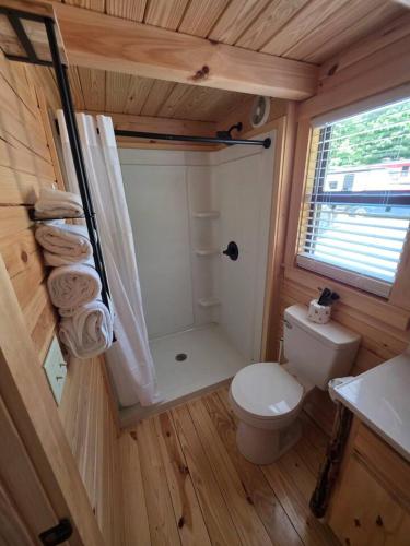 Bathroom, Family & Pet Friendly Cabin with Loft in PF in Other