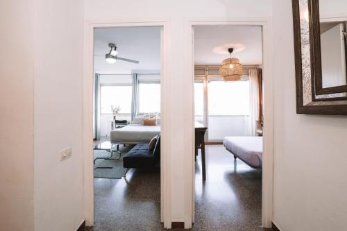 Spacious Apartment & Four bedrooms & Sleeps eight - image 5