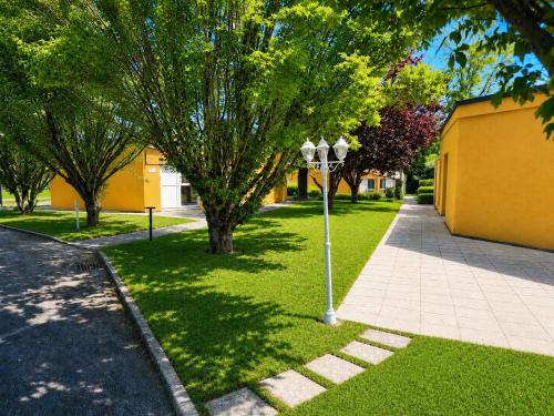 Сад, Hôtel Mâcon Nord, Ex Charme En Maconnais (Hotel Macon Nord, Ex Charme En Maconnais) in Сан-Альбен