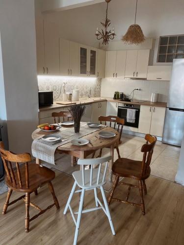 Homey 2-Level Apt with Piano, Workspace & Terraces