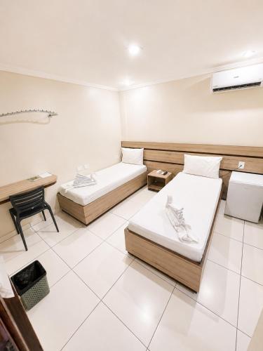 2 twin beds