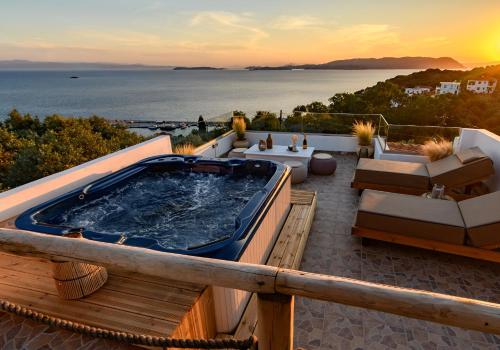 Karstais baseins, LemonTree Villa Rooftop Jacuzzi And Sea Views in Loutraki Skopelosa