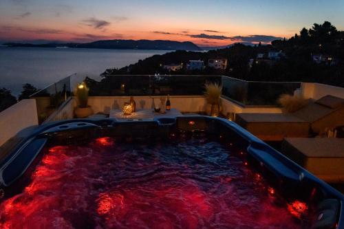 Karstais baseins, LemonTree Villa Rooftop Jacuzzi And Sea Views in Loutraki Skopelosa