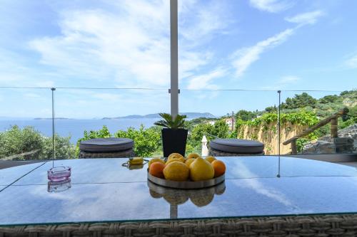 Skats, LemonTree Villa Rooftop Jacuzzi And Sea Views in Loutraki Skopelosa