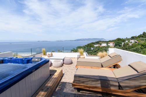 Karstais baseins, LemonTree Villa Rooftop Jacuzzi And Sea Views in Loutraki Skopelosa