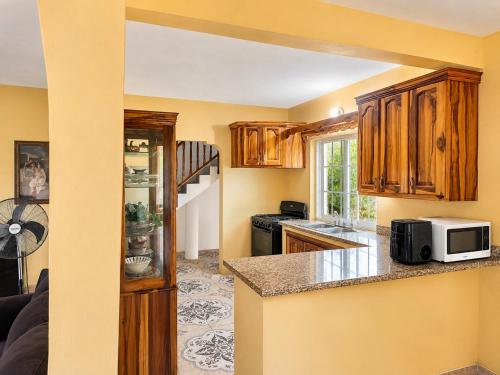 virtuve, Roots Villa Meditation Center in Portland