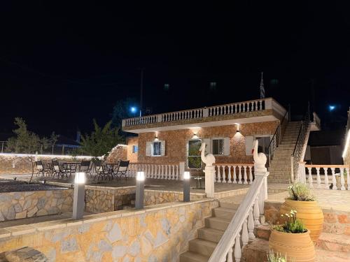 House with Huge Terrace&Mountain View near Beaches – khách sạn tại Kypseli