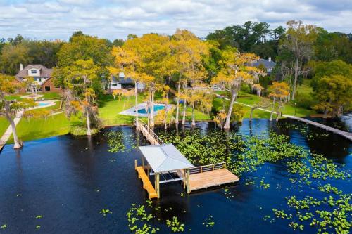 Waterfront Paradise Dock Pool Boathouse in Orange Park (FL)