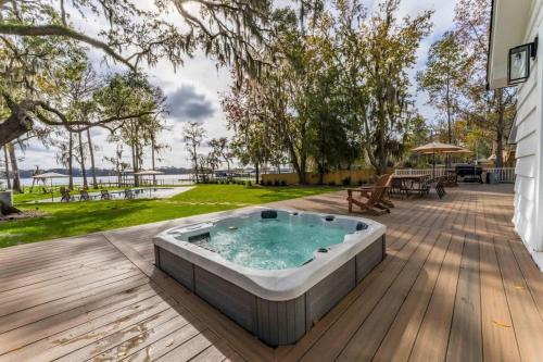 Waterfront Paradise Dock Pool Boathouse in Orange Park (FL)