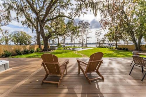Waterfront Paradise Dock Pool Boathouse in Orange Park (FL)