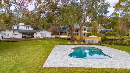 Waterfront Paradise Dock Pool Boathouse in Orange Park (FL)