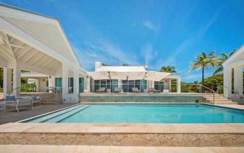 Private Island Estate 5BR & Dual Beachfront, Pool & Yacht Access Cat Cay Bahamas in Port Royal