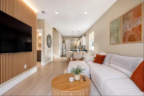 4 Bedroom House West Tampa Sleeps 12 Private Backyard Near Midtown and Downtown Pet Friendly