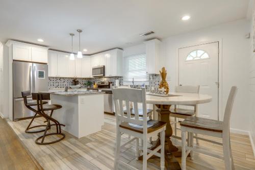 7 Mi to Atlanta Stadium! Spacious Group Retreat in Collier Heights