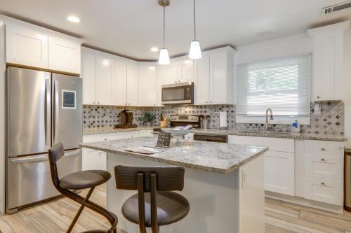 7 Mi to Atlanta Stadium! Spacious Group Retreat in Collier Heights