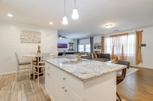 7 Mi to Atlanta Stadium! Spacious Group Retreat in Collier Heights
