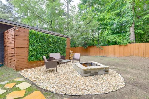 7 Mi to Atlanta Stadium! Spacious Group Retreat in Collier Heights