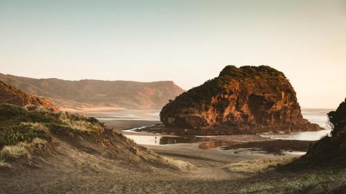 Pantai, Couple Getaway in Idyllic Bethells Beach - Te Henga in Bethells Beach