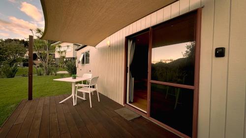 Balkon/teras, Couple Getaway in Idyllic Bethells Beach - Te Henga in Bethells Beach