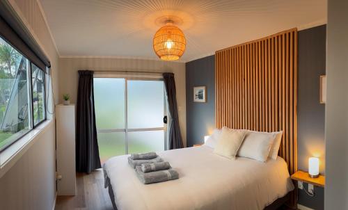 Couple Getaway in Idyllic Bethells Beach - Te Henga in Bethells Beach