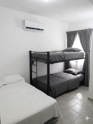Moderna casa en San Vicente Valle Esmeralda in Fraccionamiento Altavela