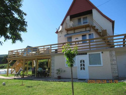 Holiday Home with Pool in Csopak-Balaton 58065 – khách sạn tại Csopak