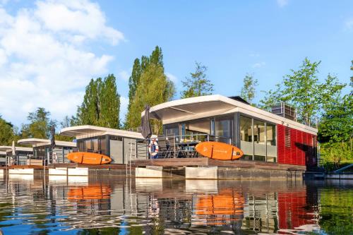 Фасада на хотела, Floatinghouse Scarlett - LP5 in Boffzen