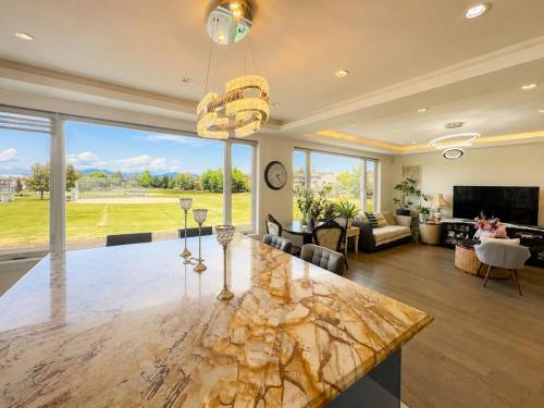 Bright View Home near YVR & Parking