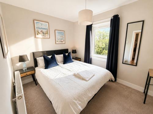 South Gyle House - SuperFast WiFi and Free Parking - 7 minutes from Edinburgh Airport, Edimburgo