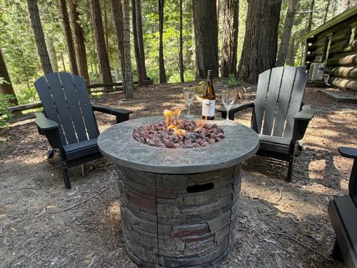 Charming Fully Renovated Log Cabin, 2 miles to Yosemite South Gate!!! in ฟิชแคมป์ (CA)