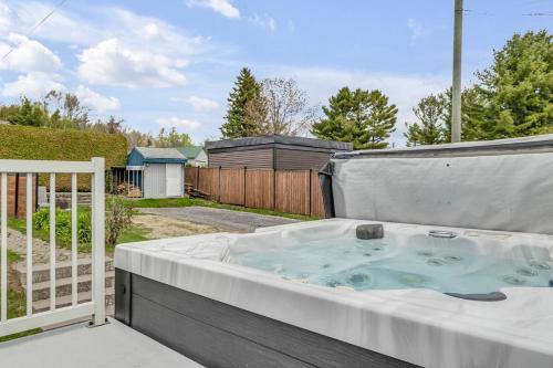 Family home in Charlesbourg, spa – khách sạn tại Saint-Émile