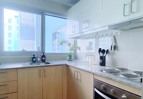 Kitchen, Modern 3bedrooms Facing Manila Bay Sunset, Near Manila Airports Okada Solaire MOA with free parking in Parañaque