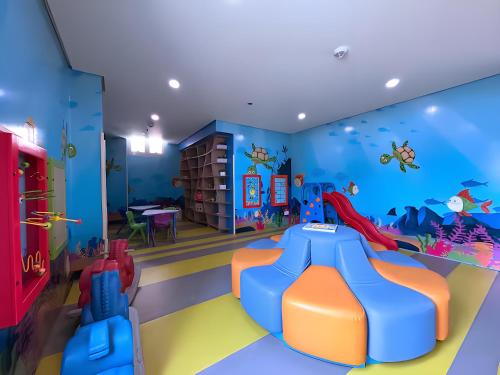 Shared lounge/TV area, Modern 3bedrooms Facing Manila Bay Sunset, Near Manila Airports Okada Solaire MOA with free parking in Parañaque