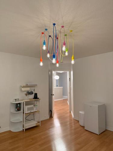 Modern Tropical Cloud 9 Private Upstairs Suite – khách sạn tại Van Mall