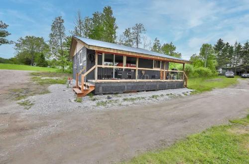 Lakefront Fishing Retreat Dock and Boat Launch in Lac Sainte-Marie (QC)