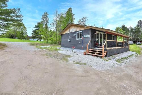 Lakefront Fishing Retreat Dock and Boat Launch in Lac Sainte-Marie (QC)