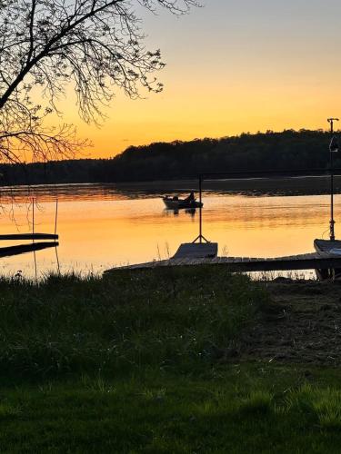 Lakefront Views Fishing Retreat Dock Launch in Lac Sainte-Marie (QC)