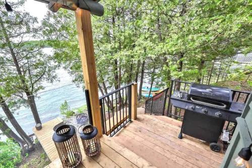 Lakefront Views Fishing Retreat Dock Launch in Lac Sainte-Marie (QC)