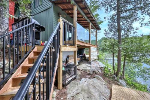 Lakefront Views Fishing Retreat Dock Launch in Lac Sainte-Marie (QC)