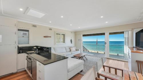 Instalaciones, On The Beach #13 Beachfront, Ocean Views Accom Holidays in Terrigal