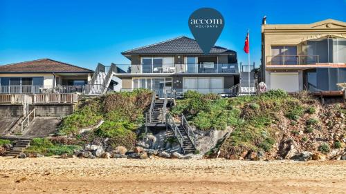 Instalaciones, On The Beach #13 Beachfront, Ocean Views Accom Holidays in Terrigal